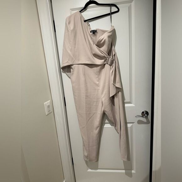 Lavish Alice Plus one shoulder cape detail jumpsuit with belt in champagne - Picture 3 of 5